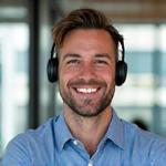 Foto einer Kundenbetreuerin, freundlich lächelnd mit Headset